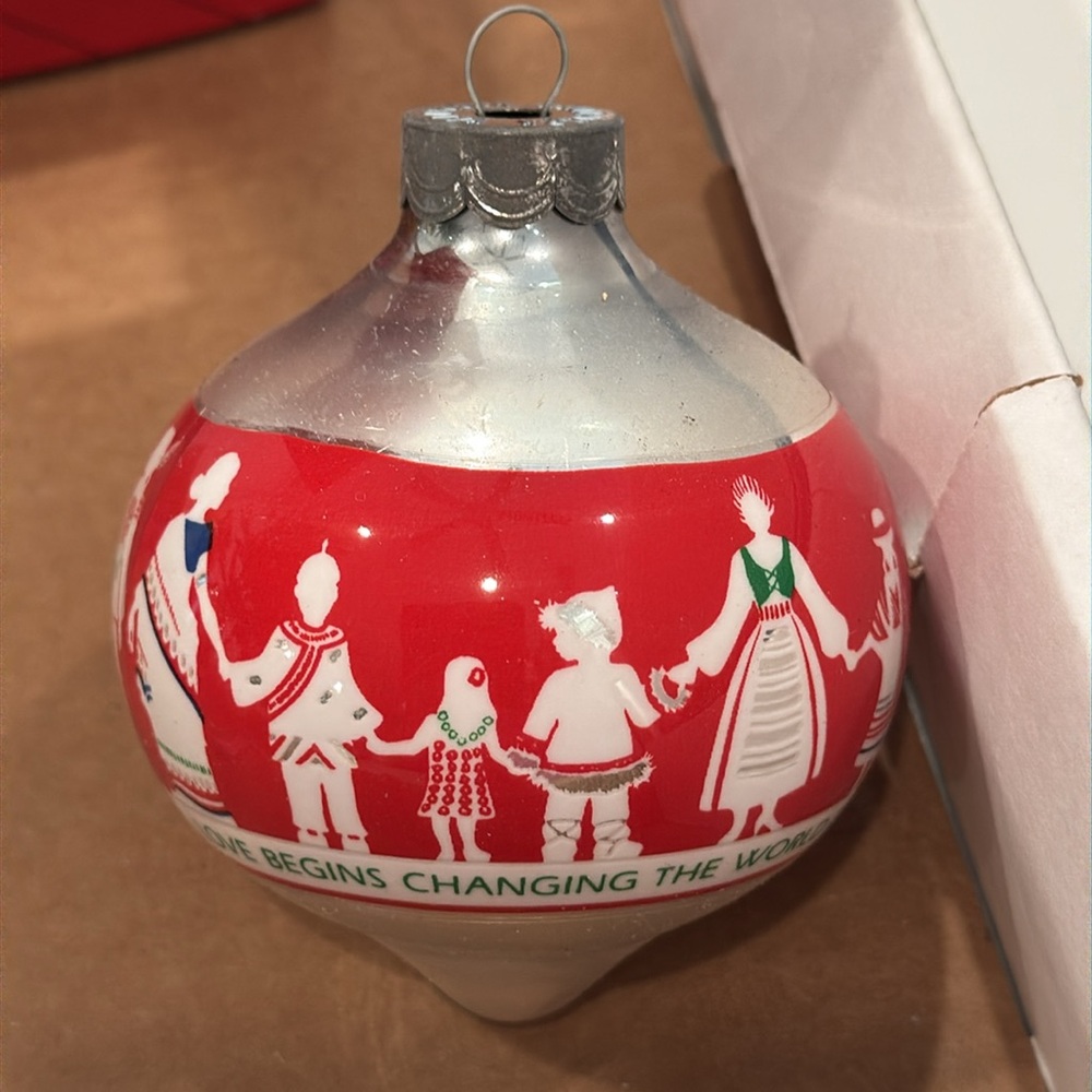 SPIRIT OF CHRISTMAS ~1988
HALLMARK GLASS ORNAMENT